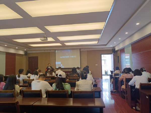 学校召开2024年度教科研项目集中开题报告和中期报告会