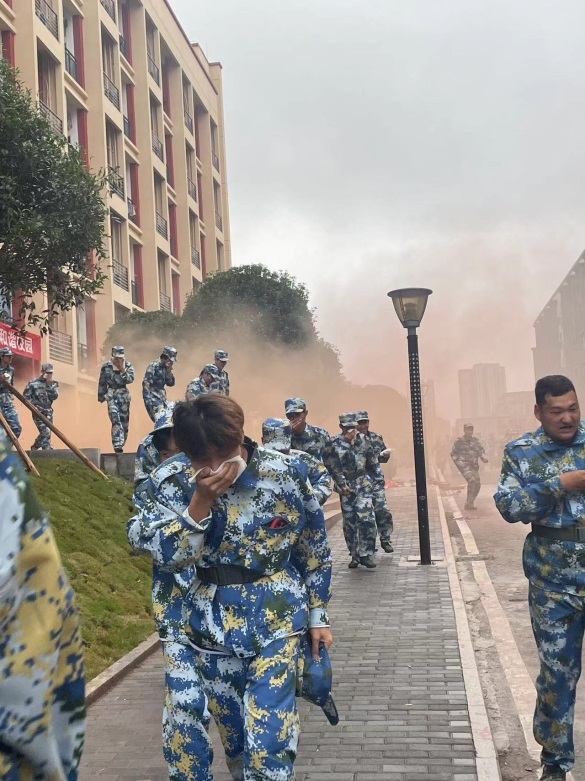 学校开展消防火灾应急演练