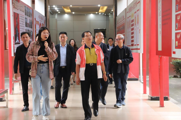 合川区老科协教育文旅专委会主任唐宏斌一行莅临学校调研