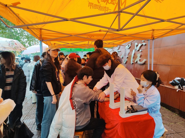 【二级学院动态】健康产业学院开展“国际志愿者日”义诊送健康志愿服务活动