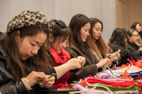 巧手生花绽芳华 巾帼风采展新姿——机关一、二工会小组举办三八妇女节扭扭花创意手作活动