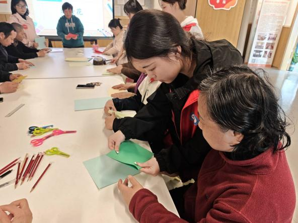 【二级学院动态】行走的大思政课丨巧手剪纸承传统 校社共筑夕阳情