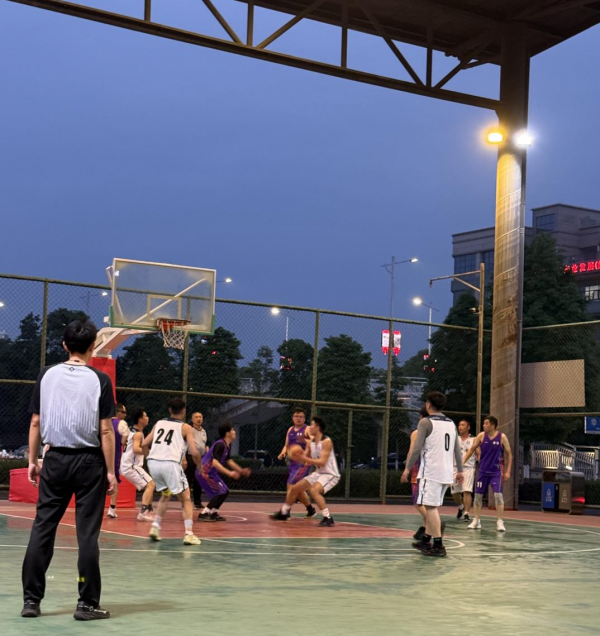 学校教工篮球队在2025年合川区篮球联赛中取得胜利