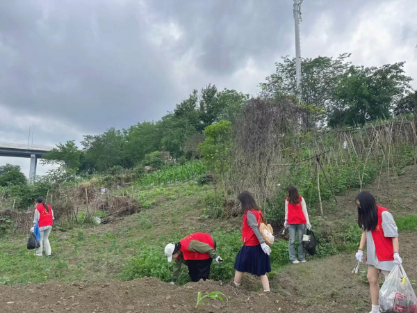 【二级学院动态】健康产业学院党支部联合花果山社区党群服务中心开展“河小青”志愿服务活动