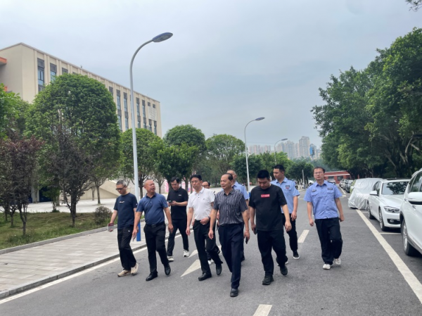 校领导带队检查校园安全