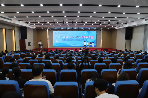 骊歌轻扬，芳华灼灼未央；锦梦逐风，华章熠熠待续