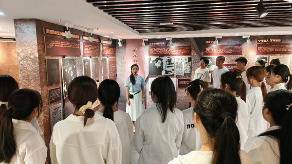 重庆应用技术职业学院师生党员献礼建党104周年