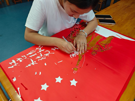 【暑期“三下乡”】传承红岩薪火 剪绘爱国初心——教育学院实践团创新融合红色精神与非遗技艺