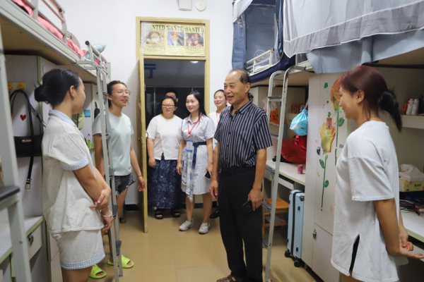 聆听“新”声，“宿”说关怀学校领导带队走访慰问新生宿舍