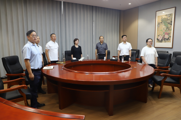 学校师生集中观看九三阅兵式直播盛况