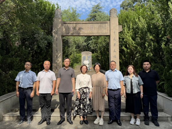 学校“重走行知路小分队”拜谒陶行知墓并与南京晓庄学院座谈交流