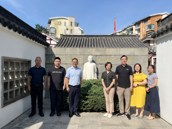 学校“重走行知路小分队”参观上海市陶行知纪念馆