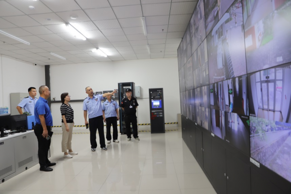 学校党委书记何菲带队检查国庆节安全