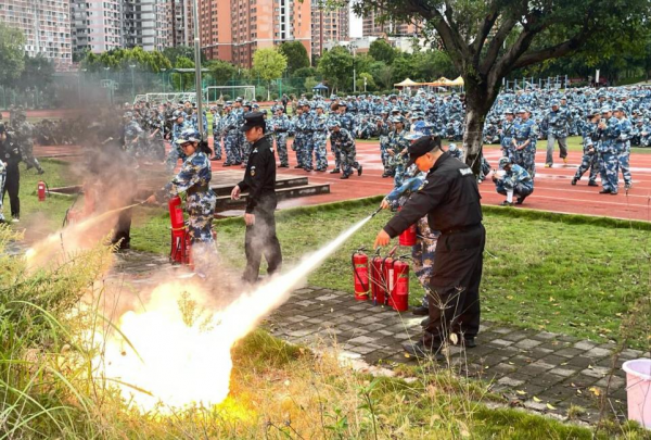 学校举行2025级新生消防应急演练