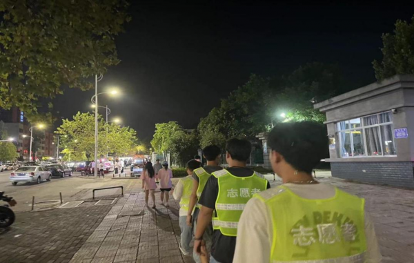 学校持续开展警校联动夜间巡逻专项行动