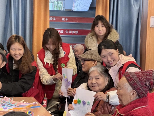 红岩铸魂学雷锋 银龄相伴暖人心——学校红岩党建工作坊开展敬老志愿服务